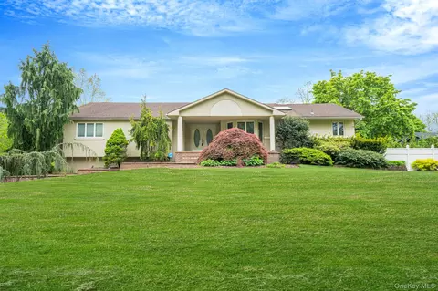 14 Penn Dr, Dix Hills, NY 11746