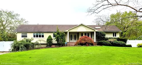 14 Penn Dr, Dix Hills, NY 11746