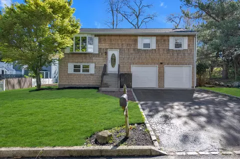 77 Magnolia Dr, Kings Park, NY 11754