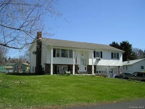 32 Clintonwood Dr, New Windsor, NY 12553