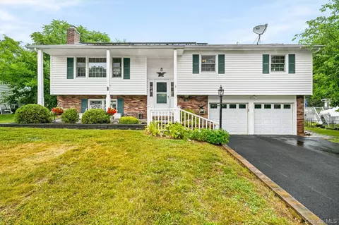 32 Clintonwood Dr, New Windsor, NY 12553