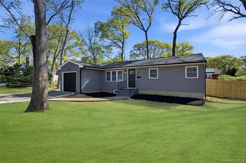 9 W 8th St, Ronkonkoma, NY 11779