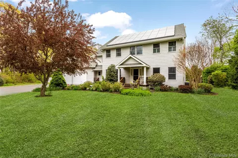 56 Lagoon Ct W, Riverhead, NY 11901