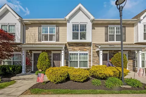 5 Hunter Dr, Central Islip, NY 11722