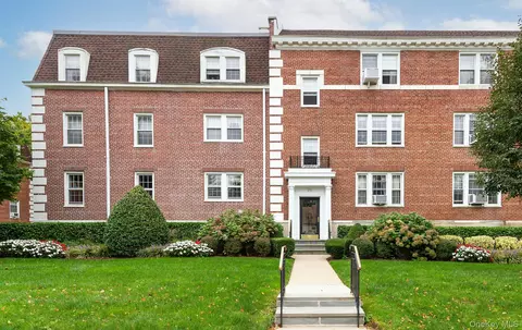 26 Hamilton Pl #A2, Garden City, NY 11530