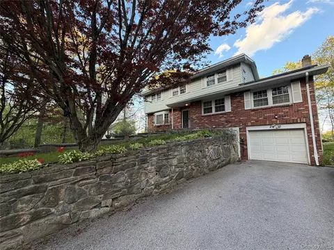 27 Mey Crescent Rd, Stormville, NY 12582