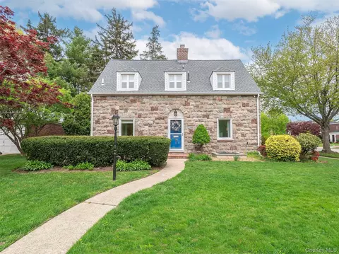 81 Huntington Rd, Garden City, NY 11530