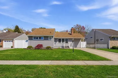 27 Jane Dr, North Babylon, NY 11703