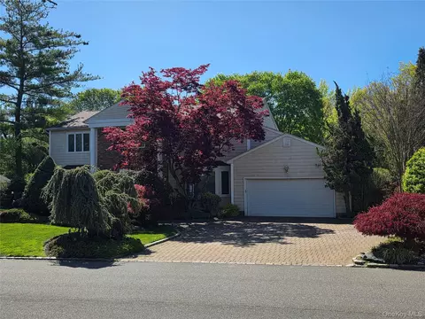 78 Woods Dr, North Hempstead, NY 11576