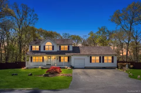 32 Prince Rd, Rocky Point, NY 11778
