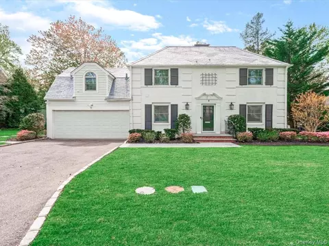 9 Old Colony Ln, North Hempstead, NY 11023