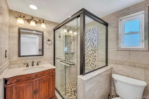 Bath - 16 Phipps Ln, Plainview, NY 11803 photo 4 of 4