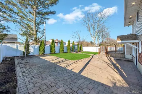 Exterior - 16 Phipps Ln, Plainview, NY 11803 photo 4 of 4