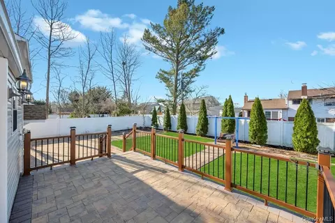 Exterior - 16 Phipps Ln, Plainview, NY 11803 photo 3 of 4
