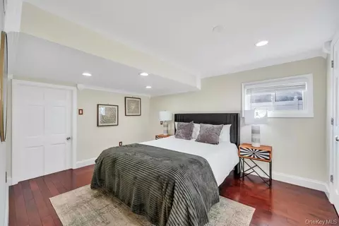 Bedroom - 16 Phipps Ln, Plainview, NY 11803 photo 2 of 3