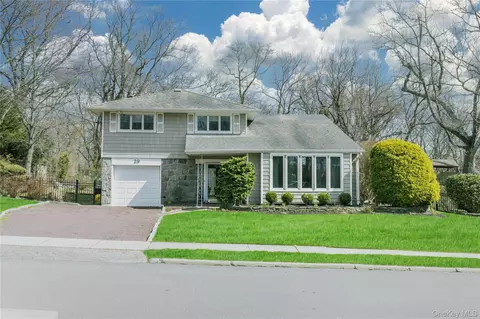 29 Serpentine Ln, Old Bethpage, NY 11804