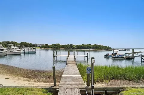 35 Gardners Ln, Hampton Bays, NY 11946