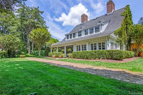 42 Clocktower Ln, Old Westbury, NY 11568