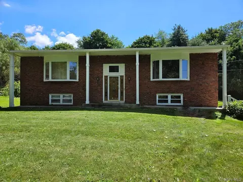 21 Verplanck Ave, East Fishkill, NY 12533