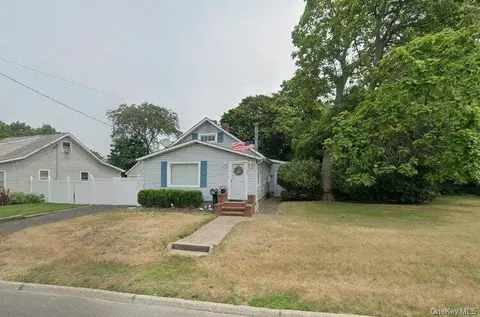 109 Grove Ave, Patchogue, NY 11772