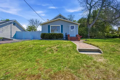 109 Grove Ave, Patchogue, NY 11772
