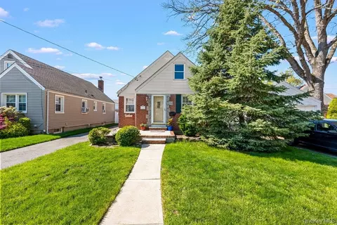 134 E Dover St, Valley Stream, NY 11580