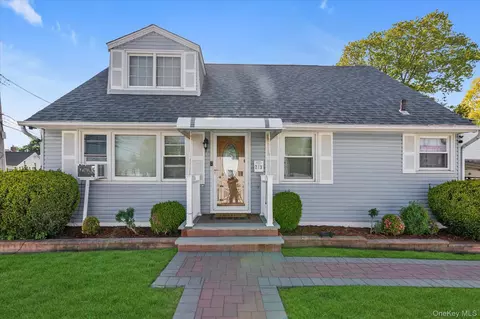273 Monitor St, North Hempstead, NY 11590