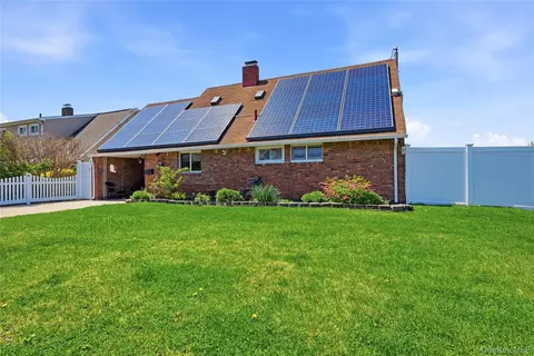 2 Tallow Ln, Levittown, NY 11756