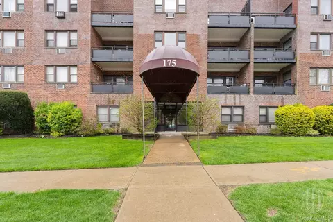 175 Archer St #3E, Freeport, NY 11520