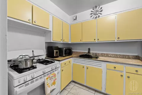 Kitchen - 175 Archer St #3E, Freeport, NY 11520 photo 2 of 2