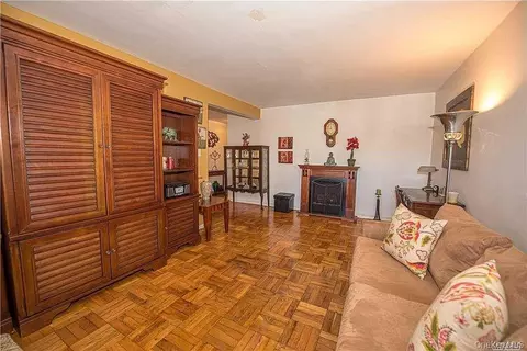 Living - 175 Archer St #3E, Freeport, NY 11520 photo 3 of 4