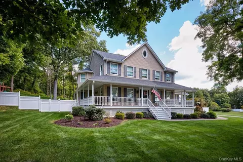 90 Woodcrest Dr, East Fishkill, NY 12533