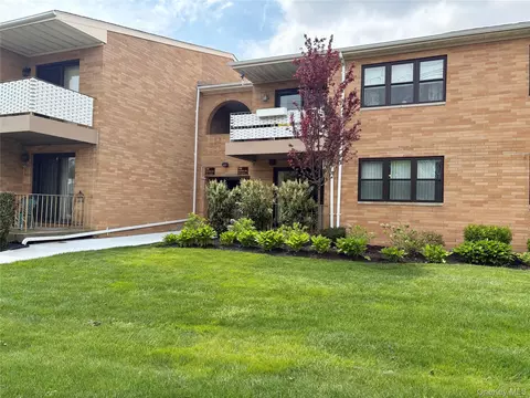 216 Westend Ave #5B, Freeport, NY 11520