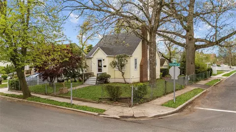 21 Voshage St, Baldwin, NY 11510