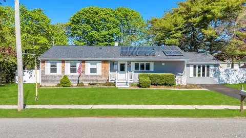729 Ent Ave, Westhampton Beach, NY 11978