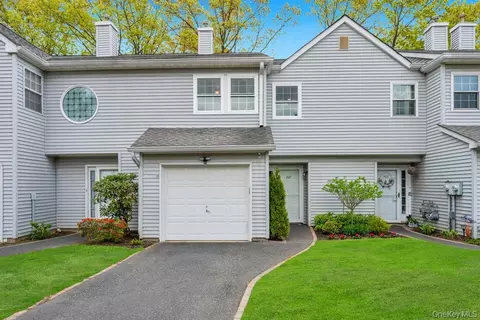 207 Sara Cir, Port Jefferson Station, NY 11776