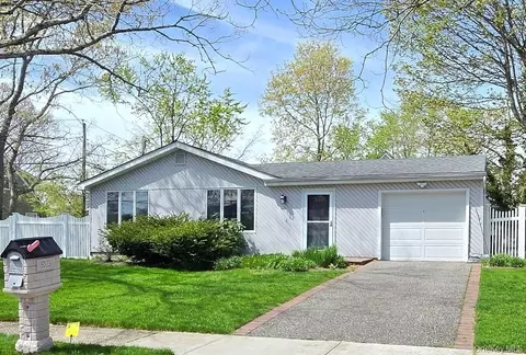 32 Plaza Ln, Selden, NY 11784