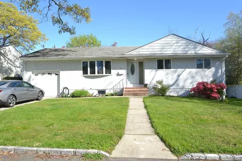 56 Jerome St, Lindenhurst, NY 11757