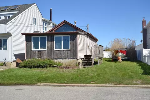 54 Bayview Ave W, Lindenhurst, NY 11757