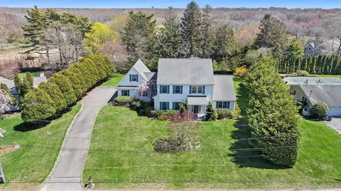 20 Overlook Dr, Southampton, NY 11968