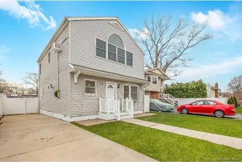 54 5th St, Ronkonkoma, NY 11779