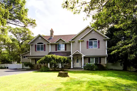 97 Chestnut St, Mount Sinai, NY 11766