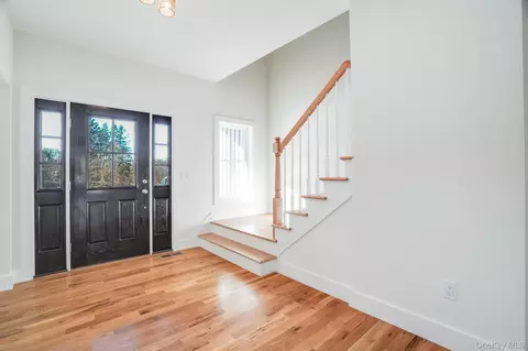 Entry Way - 16 Bear Hollow Ln, Hyde Park, NY 12538 photo 1 of 4