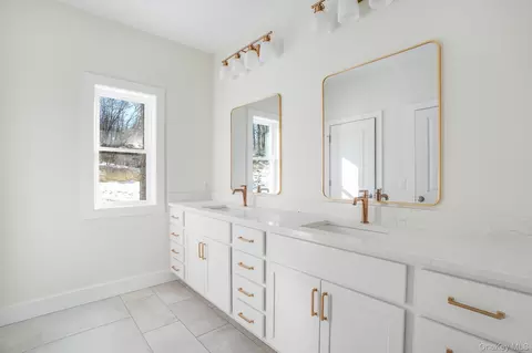 Bath - 16 Bear Hollow Ln, Hyde Park, NY 12538 photo 1 of 4
