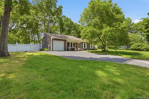 30 Scenic Hills Dr, Ridge, NY 11961