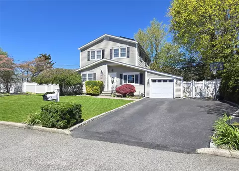 3 Martin Pl, Farmingville, NY 11738