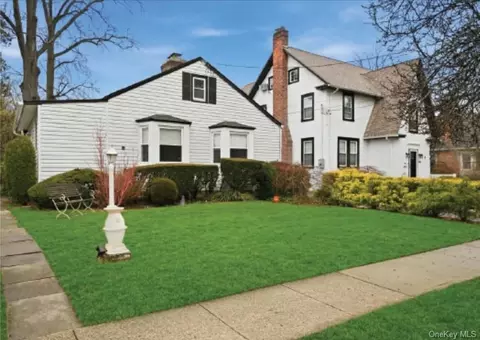 163 Elm St, North Hempstead, NY 11577