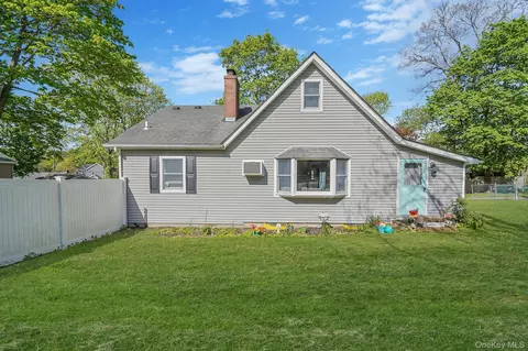 38 Nymph Rd, Rocky Point, NY 11778