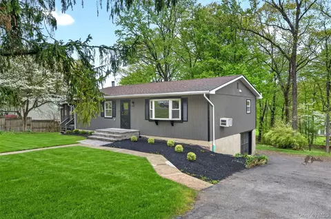 25 Kings Dr, Wallkill, NY 12589