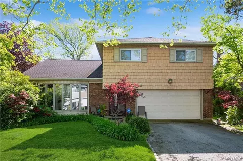 1040 Cedarhurst St, Valley Stream, NY 11581